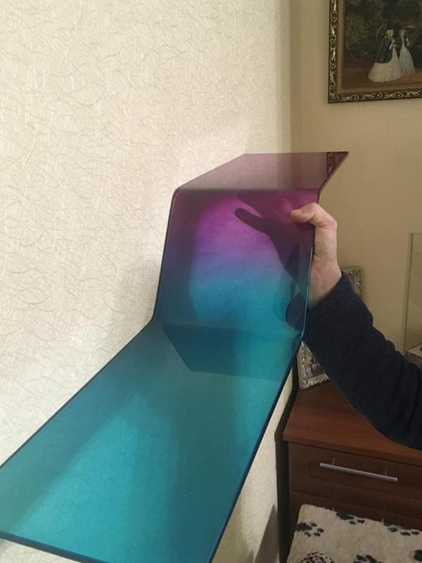 Полки из цветного гнутого стекла на заказ с установкой в Москве