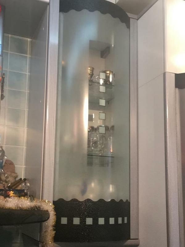 Дверцы из гнутого стекла для мебели на заказ по индивидуальным параметрам в Москве