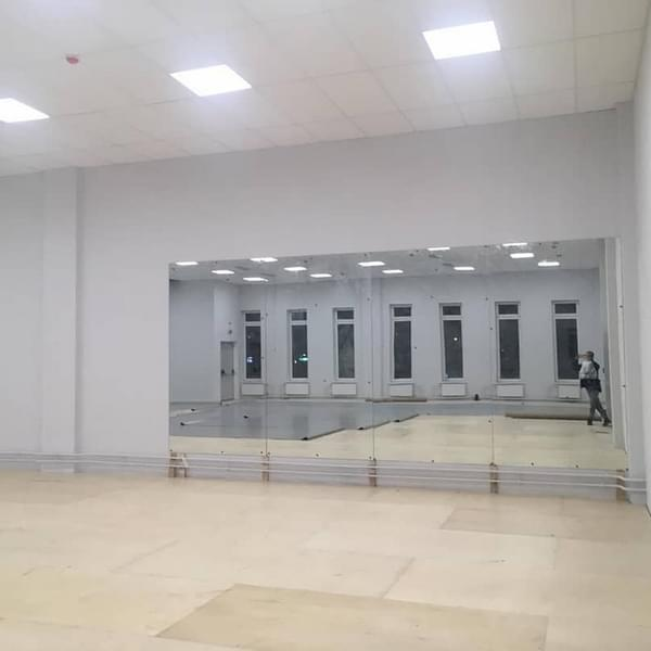 Производство и установка зекрал для спортивных и танцевальных залов в Москве недорого