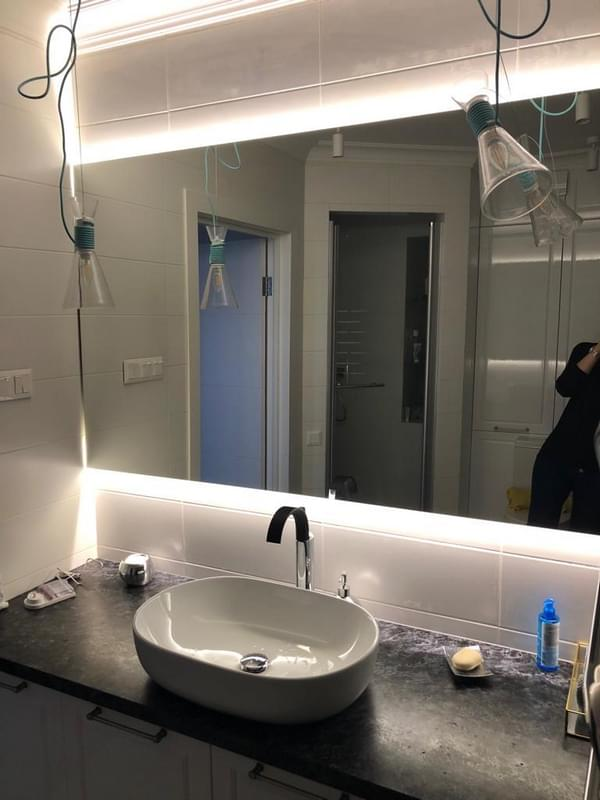Изготовление и установка зеркал для ванной с подсветкой на заказ