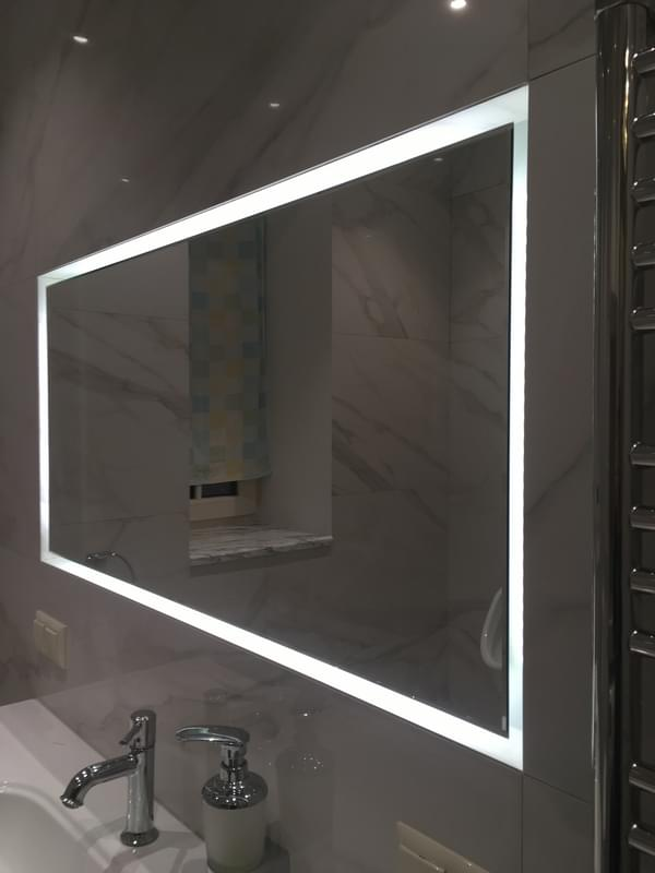 Купить зеркало с подсветкой для ванной в Москве недорого