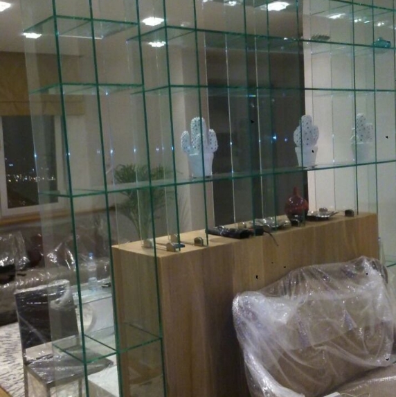 Гнутое стекло и мебель из гнутого стекла на заказ, недорого заказать стекло