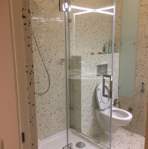 Гнутое стекло для оформления ванной комнаты и санузла, гнутое стекло в ванную