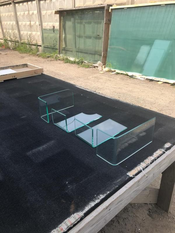 Производство и монтаж полок из гнутого стекла